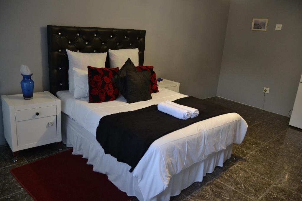 Thembisi Guesthouse Newcastle Exterior foto