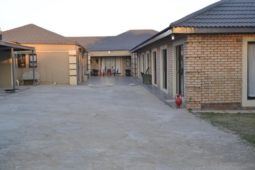 Thembisi Guesthouse Newcastle Exterior foto