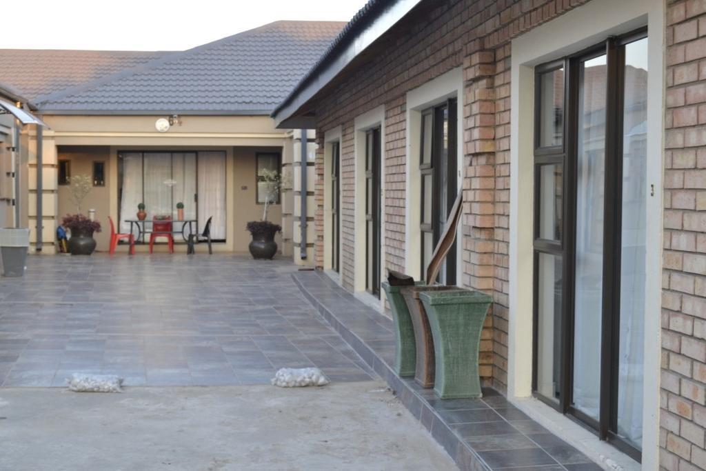 Thembisi Guesthouse Newcastle Exterior foto